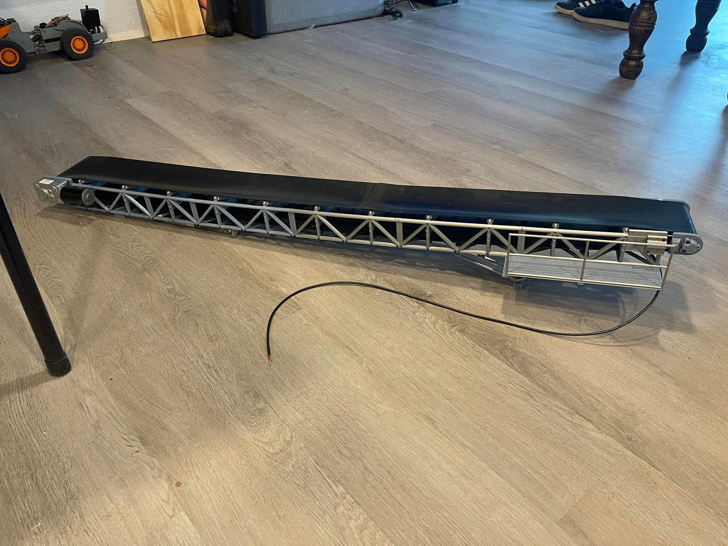 1/14 FÖRDERBAND MIT „V“-ROLLEN (120 CM LANG X 10 CM BREIT)