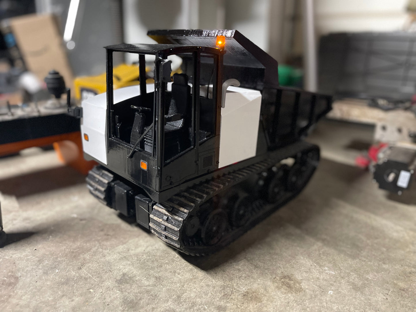 1/14 3D-GEDRUCKTER RC-Kipper-LKW-Raupenwagen/Schiene mit unbegrenzt drehbarer Kabine/Kippfahrwerk